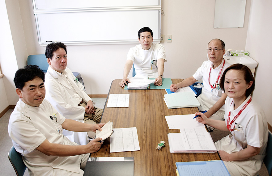 にしこうべvol.5カバー画像　がん総合診療部のメンバー写真
