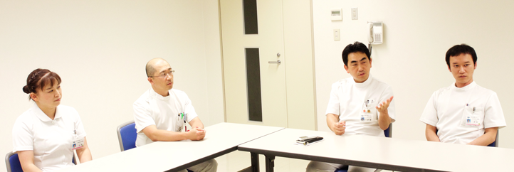 伊藤哲之部長、金丸聰淳医長、辻埜恭子主任看護師、伊吹伸介主任看護師