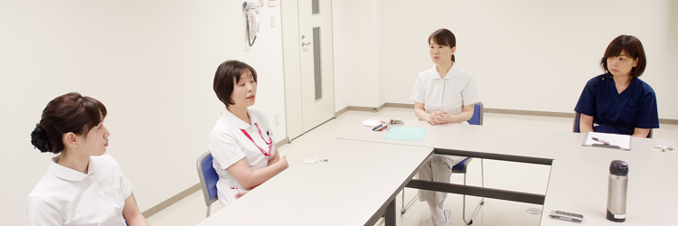 前田看護師長、岡山主任看護師、安達看護師、習田看護師