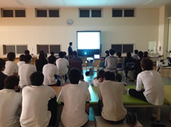 大学体育館での講義の様子