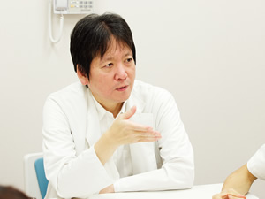 新里偉咲部長